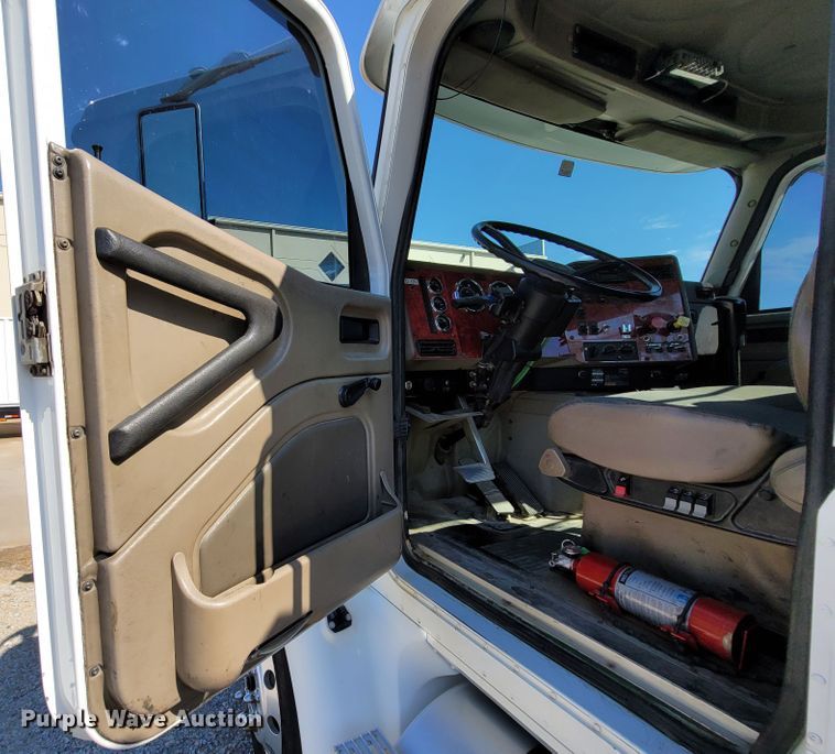 image for item ET9017 2004 International 9200  semi truck