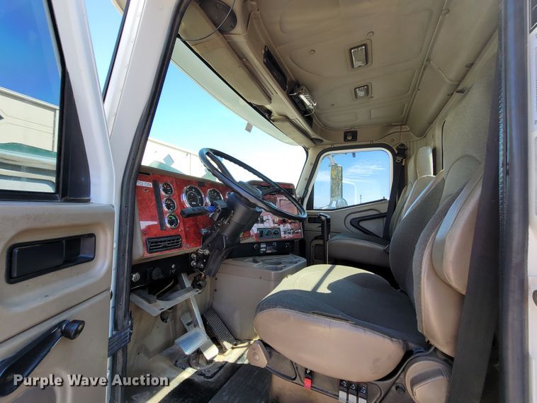 image for item ET9017 2004 International 9200  semi truck