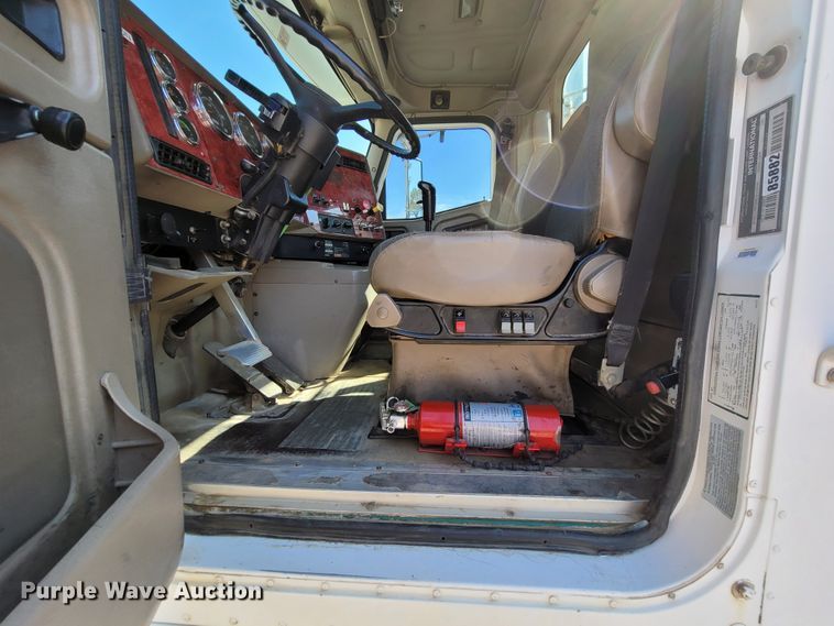 image for item ET9017 2004 International 9200  semi truck