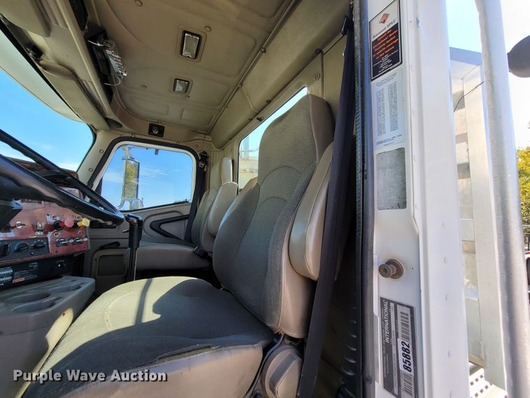 image for item ET9017 2004 International 9200  semi truck