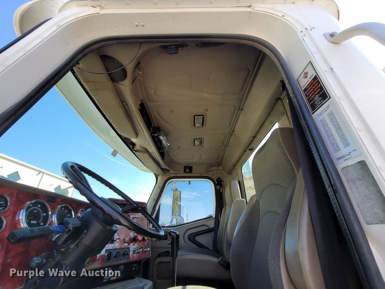 image for item ET9017 2004 International 9200  semi truck