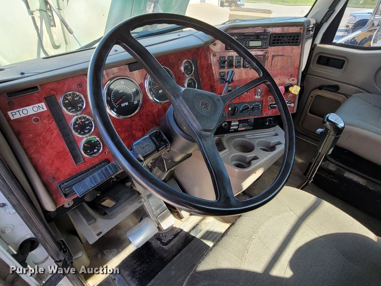 image for item ET9017 2004 International 9200  semi truck