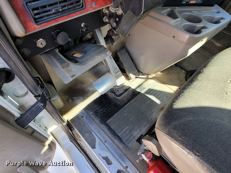 image for item ET9017 2004 International 9200  semi truck