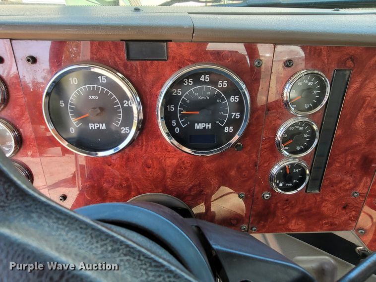 image for item ET9017 2004 International 9200  semi truck