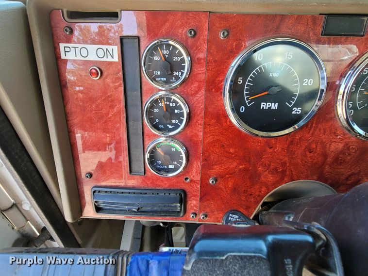 image for item ET9017 2004 International 9200  semi truck