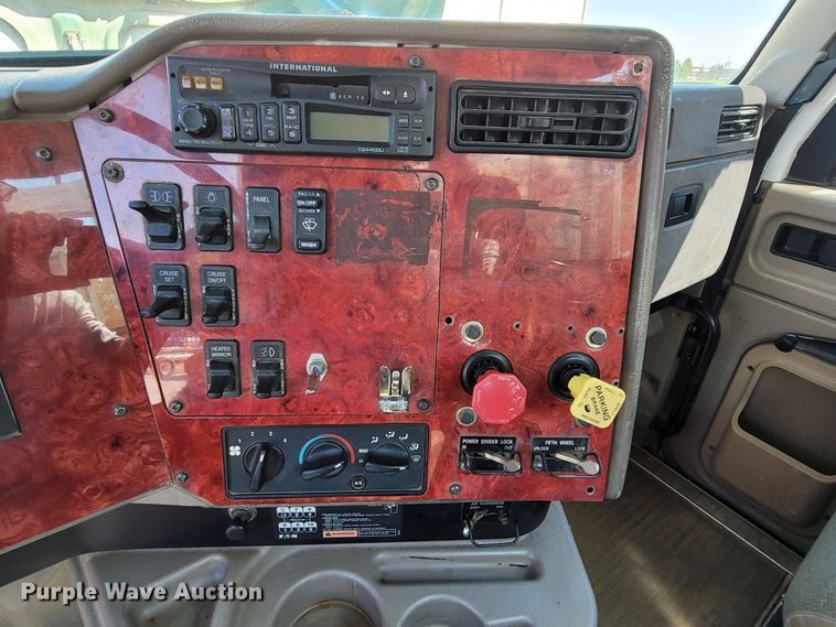 image for item ET9017 2004 International 9200  semi truck