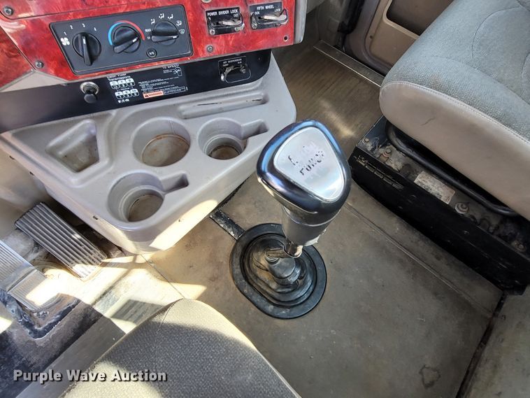 image for item ET9017 2004 International 9200  semi truck