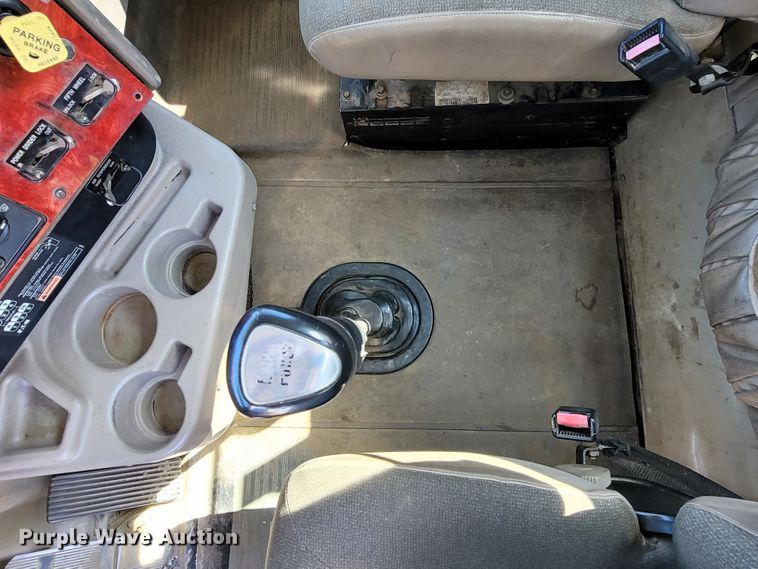 image for item ET9017 2004 International 9200  semi truck