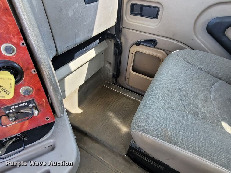 image for item ET9017 2004 International 9200  semi truck