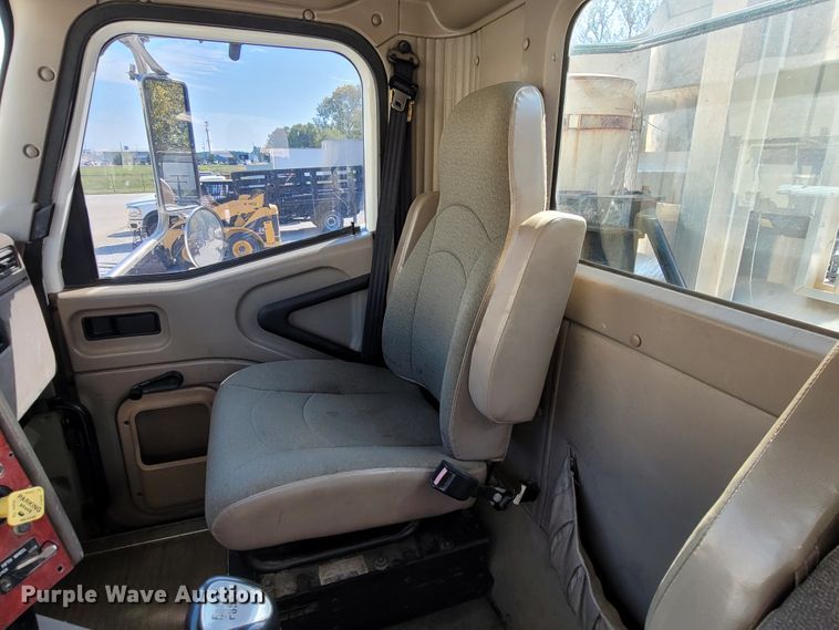 image for item ET9017 2004 International 9200  semi truck