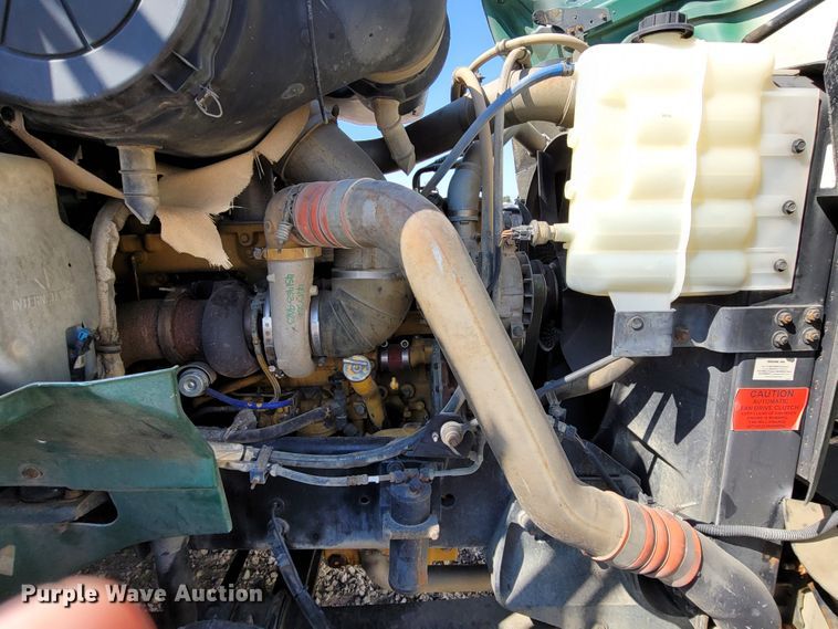 image for item ET9017 2004 International 9200  semi truck