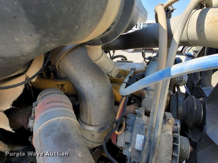 image for item ET9017 2004 International 9200  semi truck