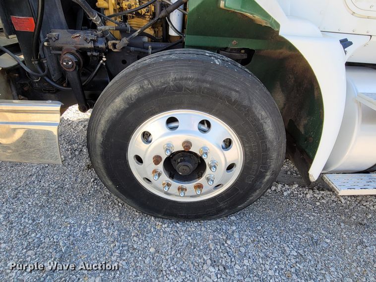 image for item ET9017 2004 International 9200  semi truck