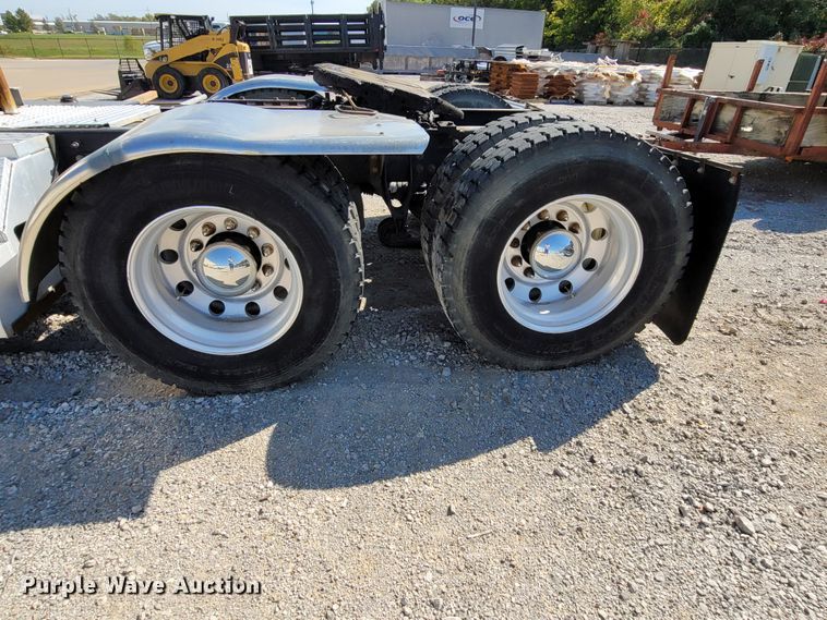 image for item ET9017 2004 International 9200  semi truck