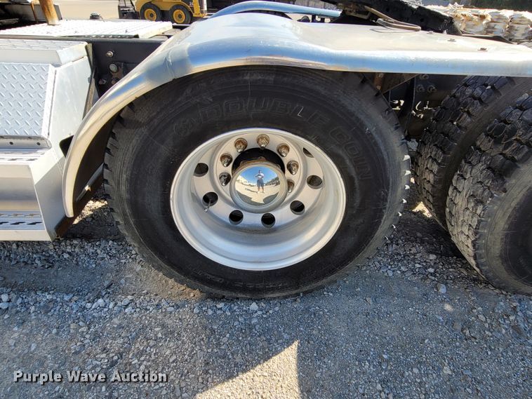 image for item ET9017 2004 International 9200  semi truck