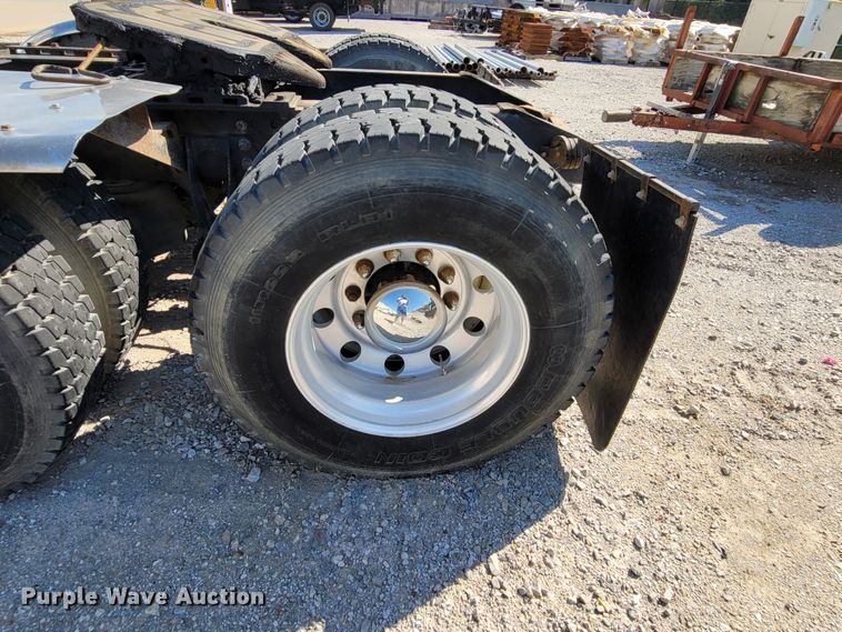 image for item ET9017 2004 International 9200  semi truck