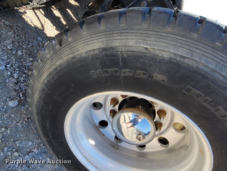 image for item ET9017 2004 International 9200  semi truck