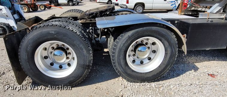 image for item ET9017 2004 International 9200  semi truck