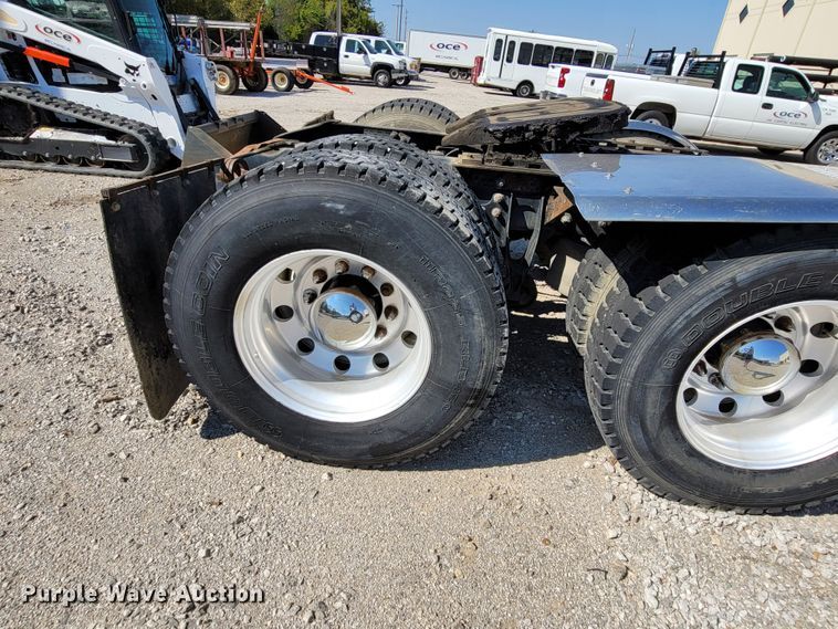 image for item ET9017 2004 International 9200  semi truck