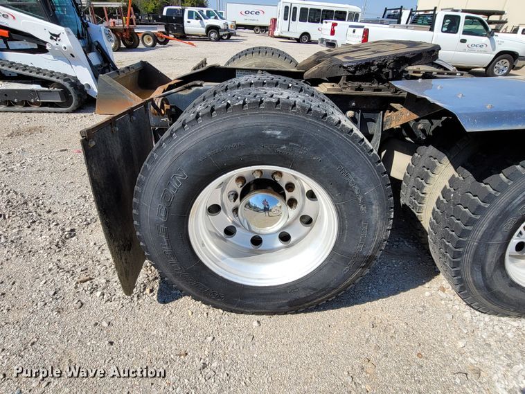 image for item ET9017 2004 International 9200  semi truck