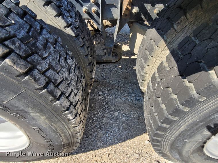 image for item ET9017 2004 International 9200  semi truck