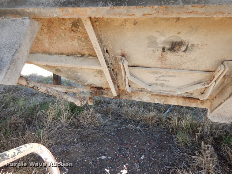 image for item FG9510 1994 Wheeler double hopper bottom grain trailer