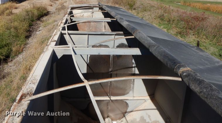 image for item FG9510 1994 Wheeler double hopper bottom grain trailer