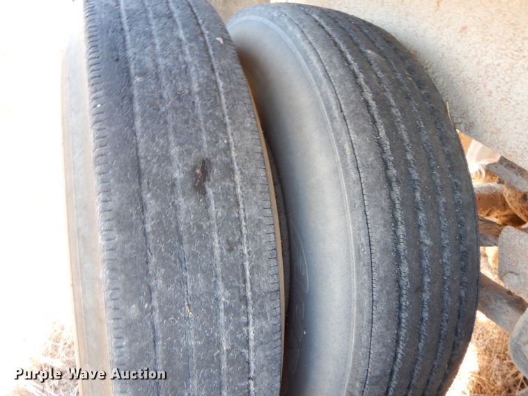 image for item FG9510 1994 Wheeler double hopper bottom grain trailer