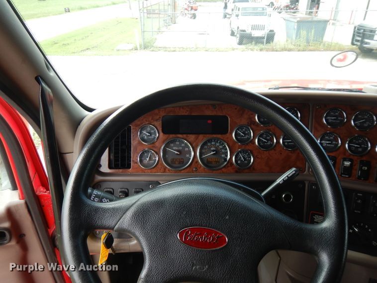 image for item FN9330 2009 Peterbilt 387  semi truck
