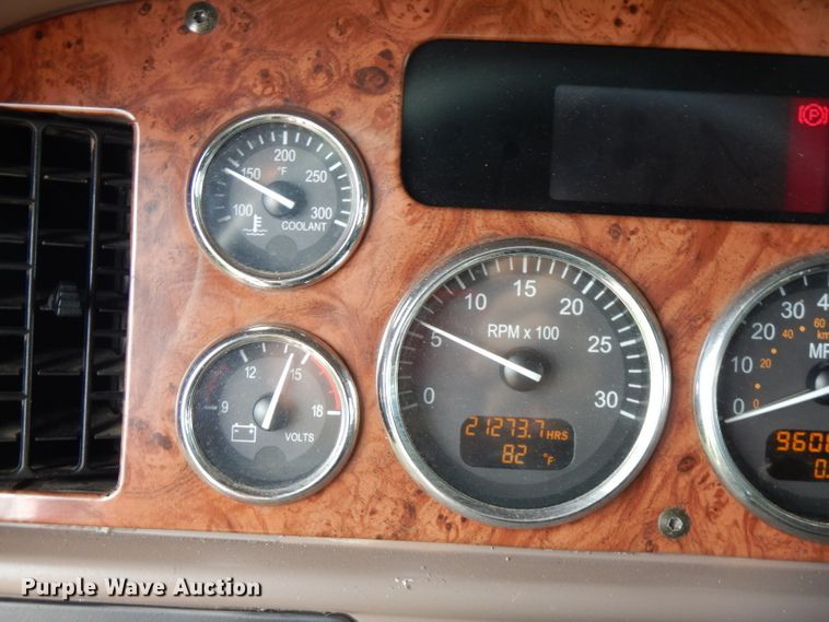 image for item FN9330 2009 Peterbilt 387  semi truck