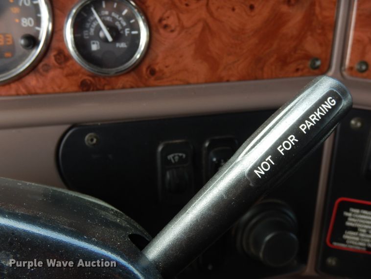 image for item FN9330 2009 Peterbilt 387  semi truck