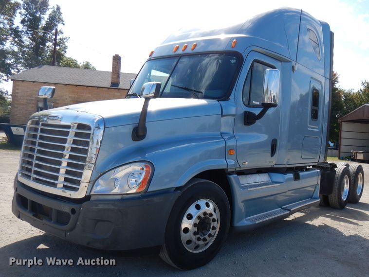 image for item FR9238 2011 Freightliner Cascadia 125  semi truck