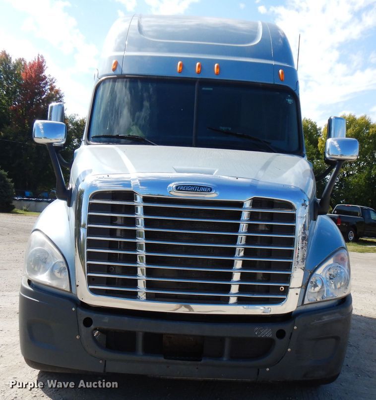 image for item FR9238 2011 Freightliner Cascadia 125  semi truck