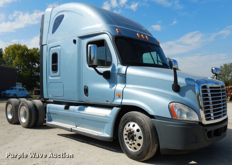 image for item FR9238 2011 Freightliner Cascadia 125  semi truck