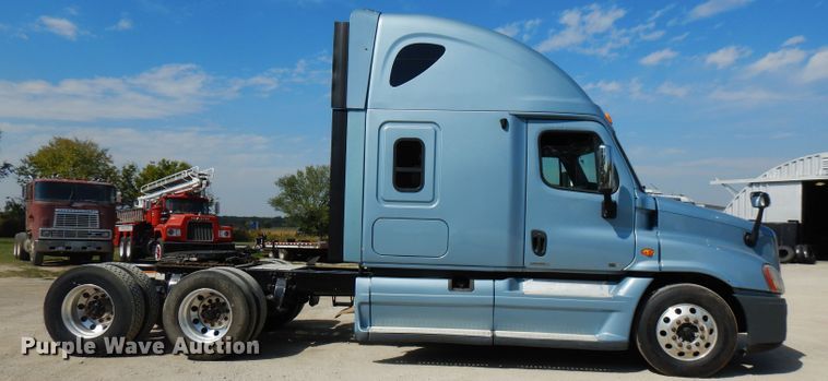 image for item FR9238 2011 Freightliner Cascadia 125  semi truck