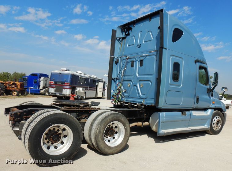 image for item FR9238 2011 Freightliner Cascadia 125  semi truck