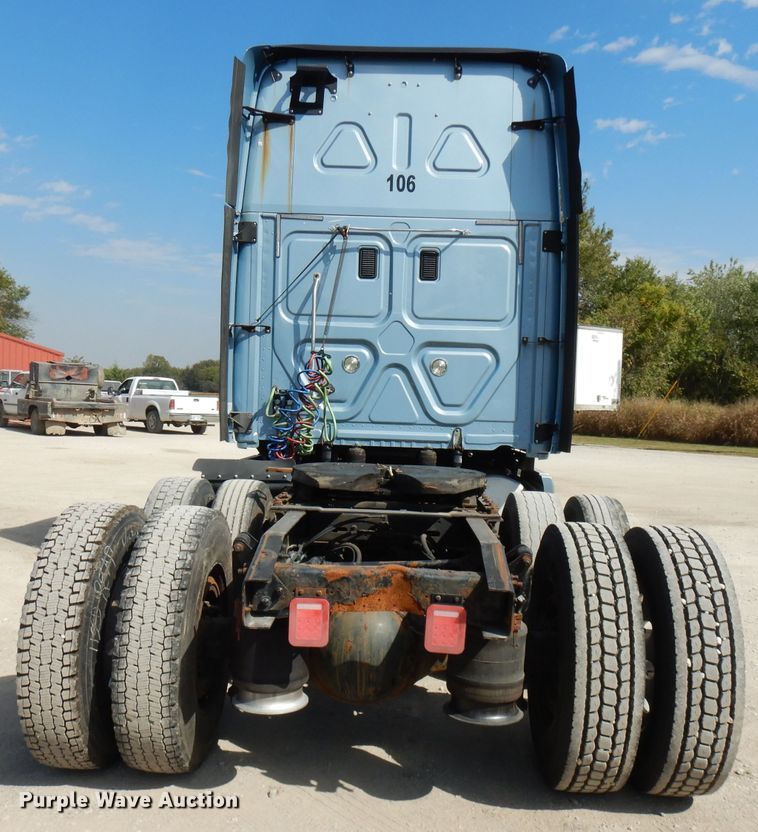 image for item FR9238 2011 Freightliner Cascadia 125  semi truck