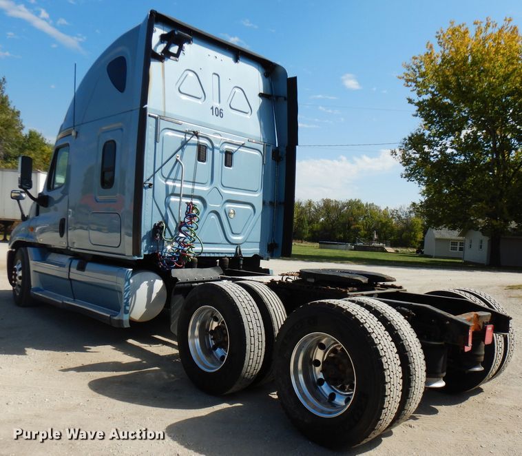 image for item FR9238 2011 Freightliner Cascadia 125  semi truck