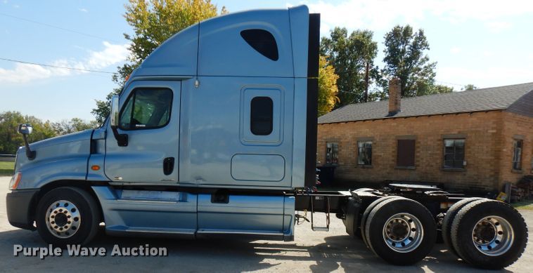 image for item FR9238 2011 Freightliner Cascadia 125  semi truck