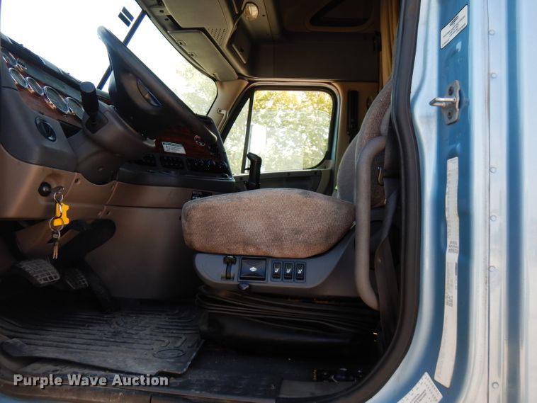 image for item FR9238 2011 Freightliner Cascadia 125  semi truck