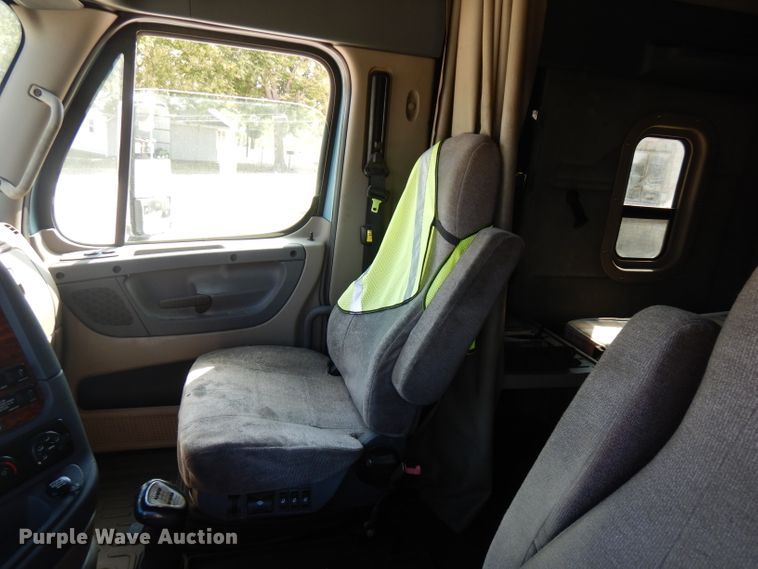 image for item FR9238 2011 Freightliner Cascadia 125  semi truck