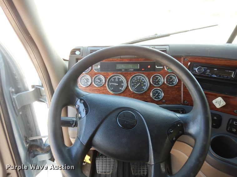 image for item FR9238 2011 Freightliner Cascadia 125  semi truck