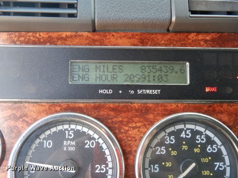 image for item FR9238 2011 Freightliner Cascadia 125  semi truck