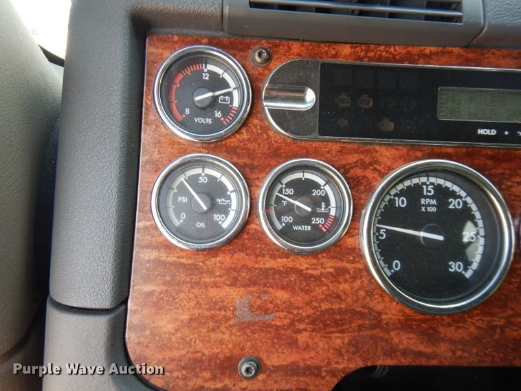 image for item FR9238 2011 Freightliner Cascadia 125  semi truck