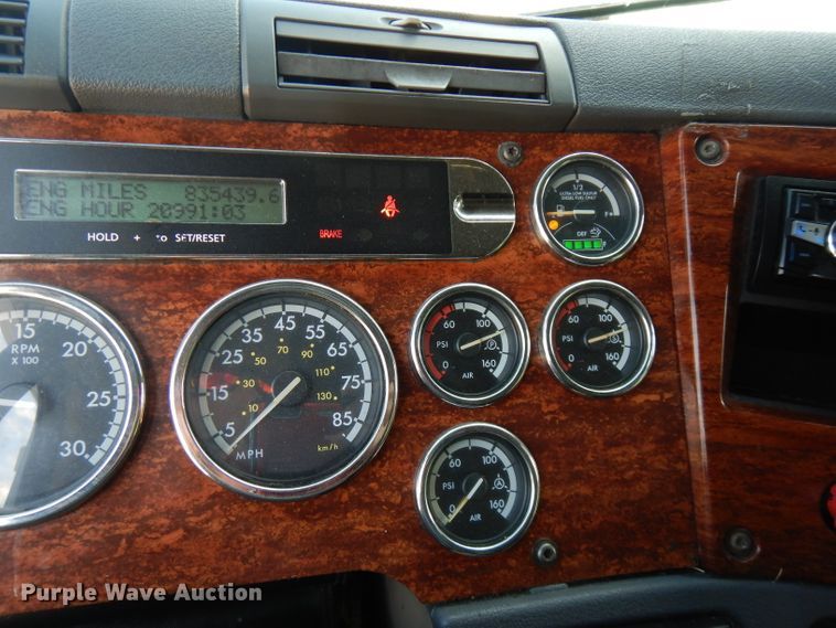 image for item FR9238 2011 Freightliner Cascadia 125  semi truck