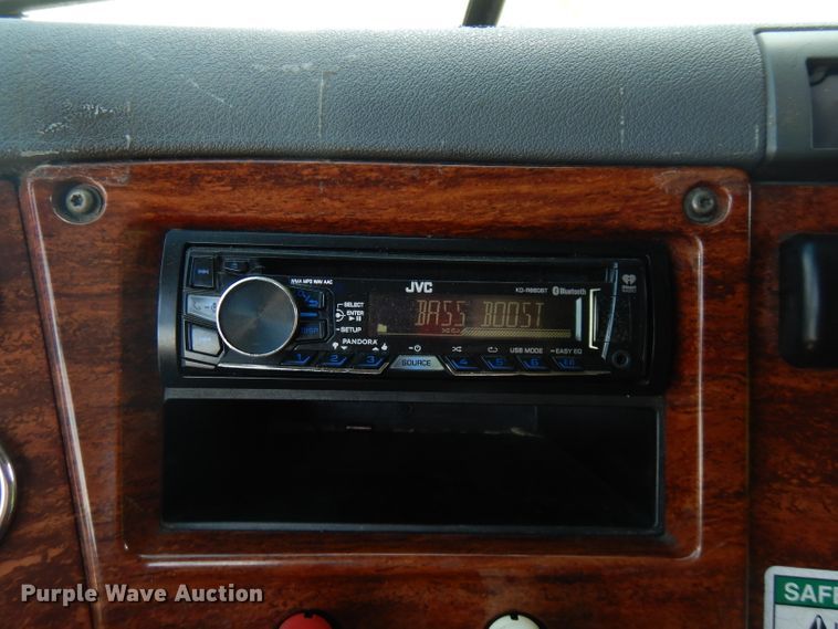 image for item FR9238 2011 Freightliner Cascadia 125  semi truck