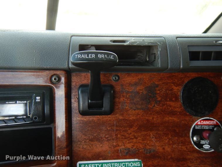 image for item FR9238 2011 Freightliner Cascadia 125  semi truck