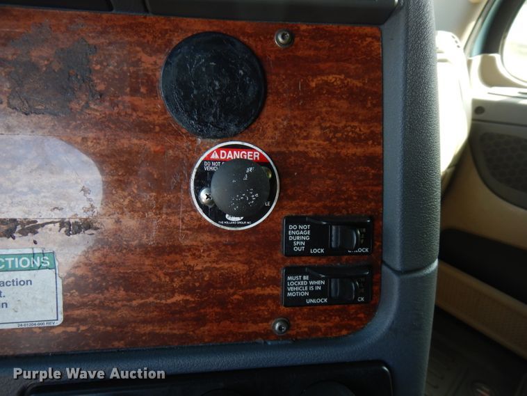 image for item FR9238 2011 Freightliner Cascadia 125  semi truck