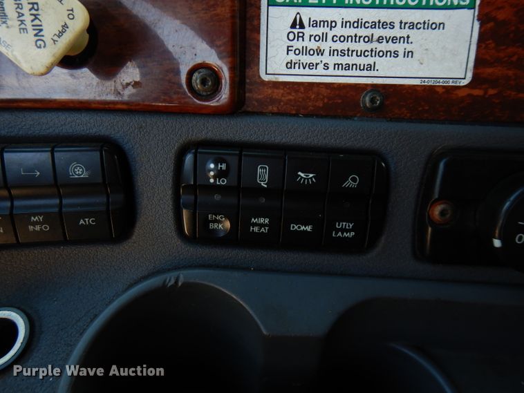 image for item FR9238 2011 Freightliner Cascadia 125  semi truck