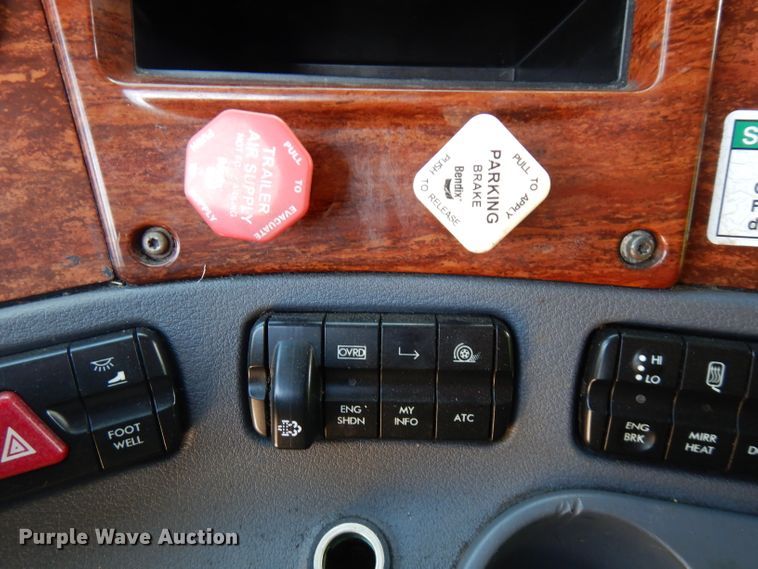 image for item FR9238 2011 Freightliner Cascadia 125  semi truck